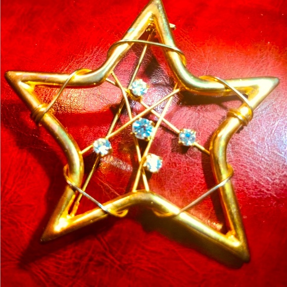 Vintage Seasonal GoldTone Brooch Star with Rhinestones for Sparkle and Shine! - Picture 1 of 6
